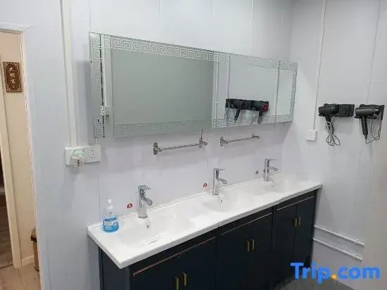 Zhonggulou  Youth Hostel (Xi'an Zhonglou Subway Station Huimin Street Branch)