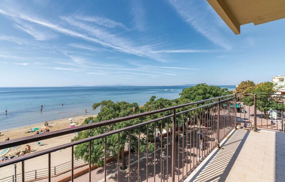 Nice Apartment in Follonica With 3 Bedrooms and Wifi