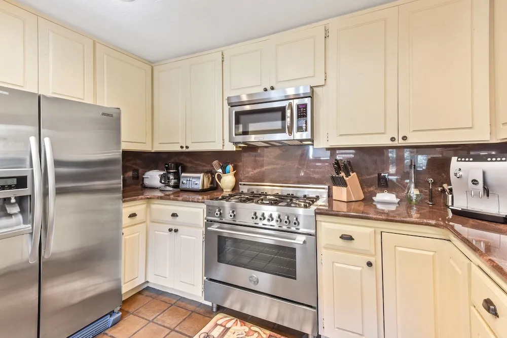 New Listing! Sugar Bear Lodge W/ Hot Tub 4 Bedroom Home