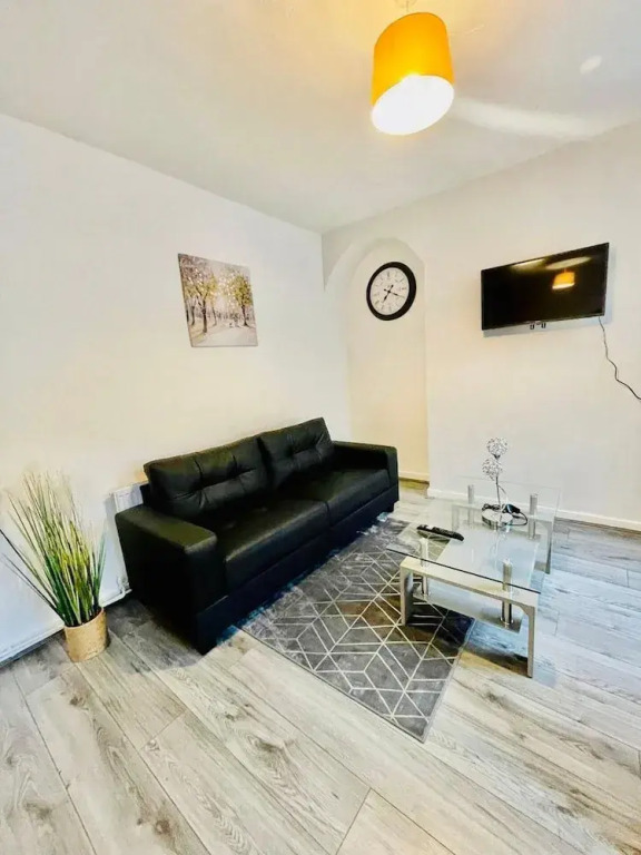 2 Bedroom House in Liverpool With Free Parking