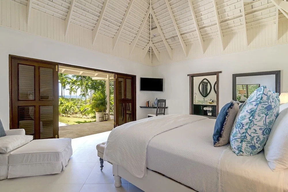 Staffed Round Hill Membership Van/driver 5 Bedroom Villa
