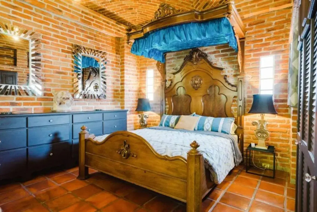 Be a Diva in the Queen's Suite at Inn Ajijic