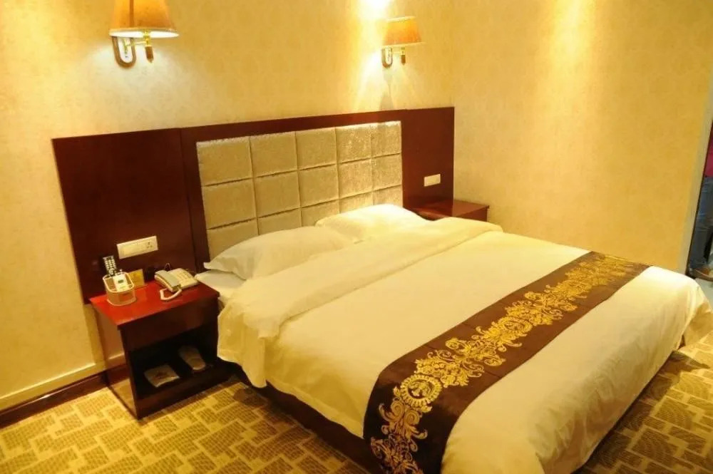 Yichuan Longsheng Business Hotel
