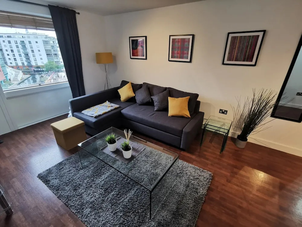 Voyager Apartments * Sleeps 6 * Parking