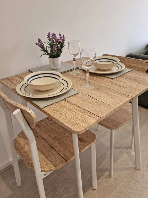 360 Serviced Accommodations - Waterfront Retreat - Modern Apartment