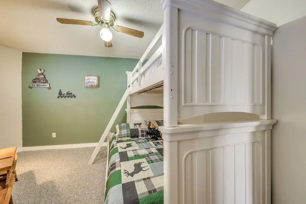 Ruidoso Home w/ Balcony ~ 16 Mi to Ski Apache!