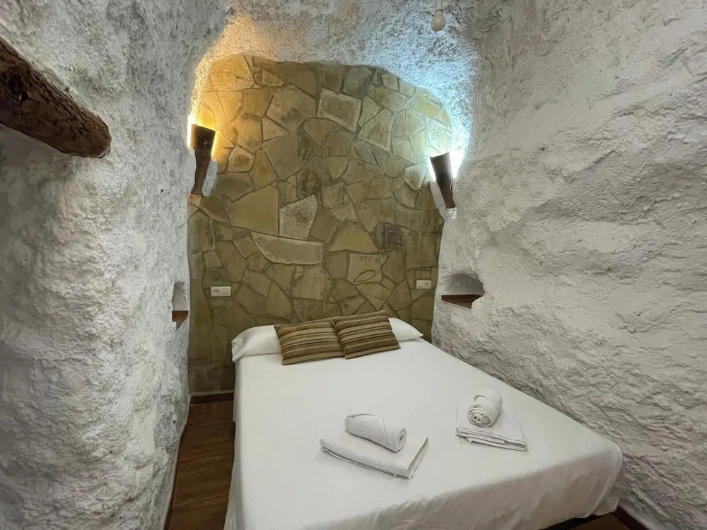 Cuevas El Atochal Orígenes