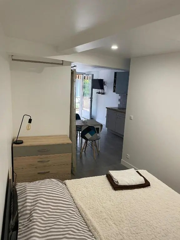 Logement entier : Studio neuf avec jardin