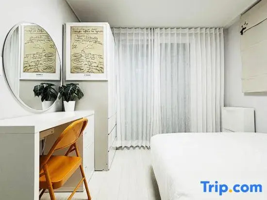 Scarlet’s Roommate 603: A Boutique Designer Stay