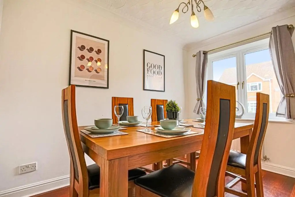 Detached House with Free Parking, Garden, Fast Wifi and Smart TV with Netflix by Yoko Property