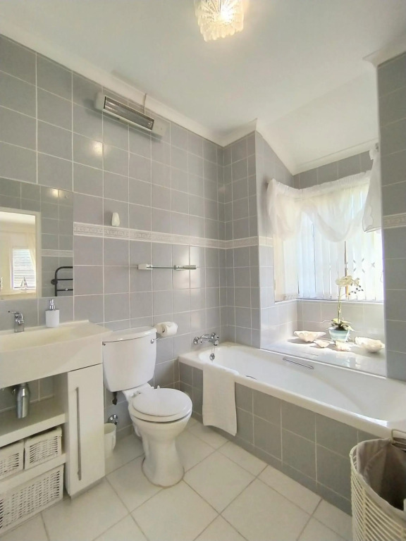 Villa Mintos - 4 bed 3 bath, Pool, 750m to Robberg 5 Beach