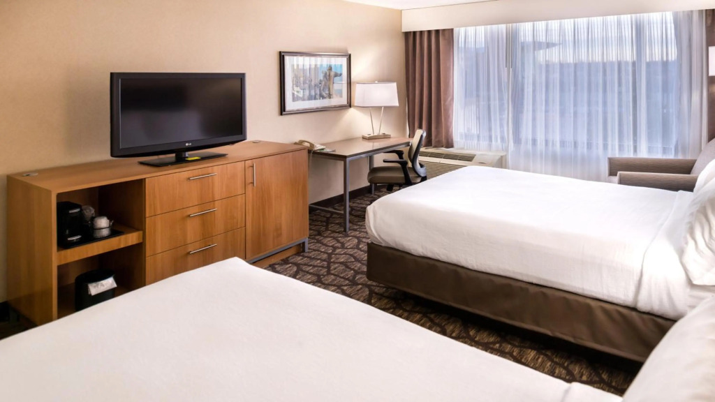 Holiday Inn Hotel & Suites Warren by IHG