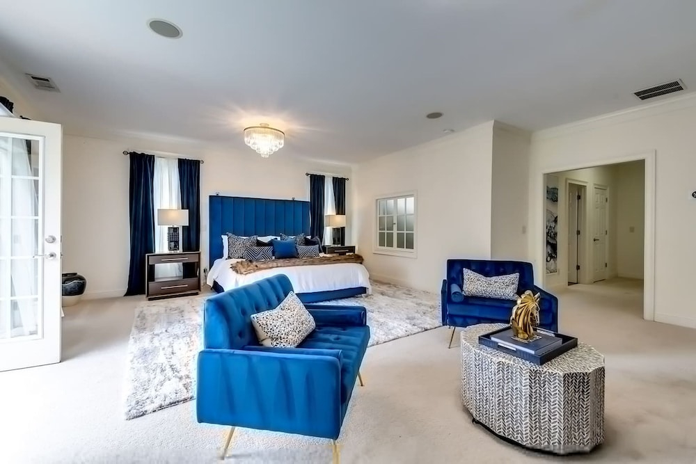 Luxe Gated Fenced Buckhead 6BD 8 5bth Sleeps 12