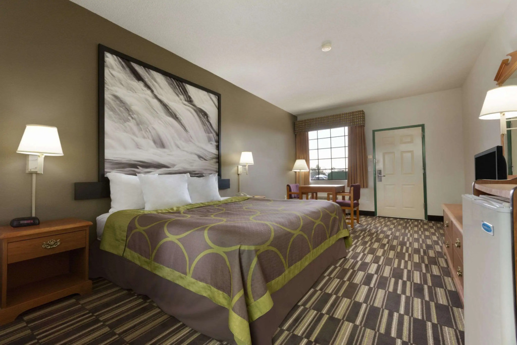 Super 8 by Wyndham Chatsworth/Dalton
