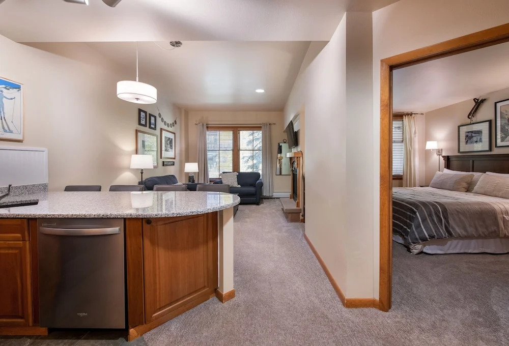 First Floor Riverside Condo Close to Slopes - Zephyr Mountain Lodge Premium-Rated 2108