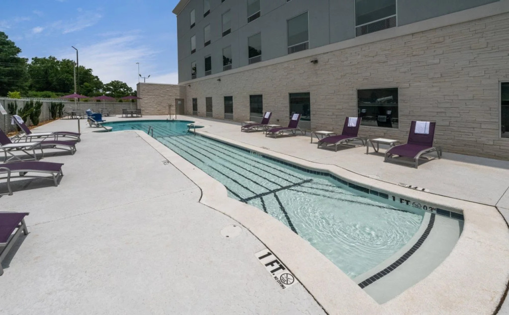 Holiday Inn Express & Suites Memphis Arpt Elvis Presley Blv by IHG