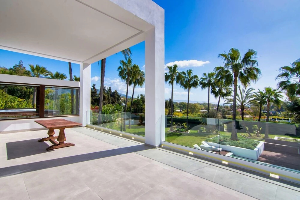 Contemporary Villa 5 bedrooms, huge plot, private pool, short distance beach