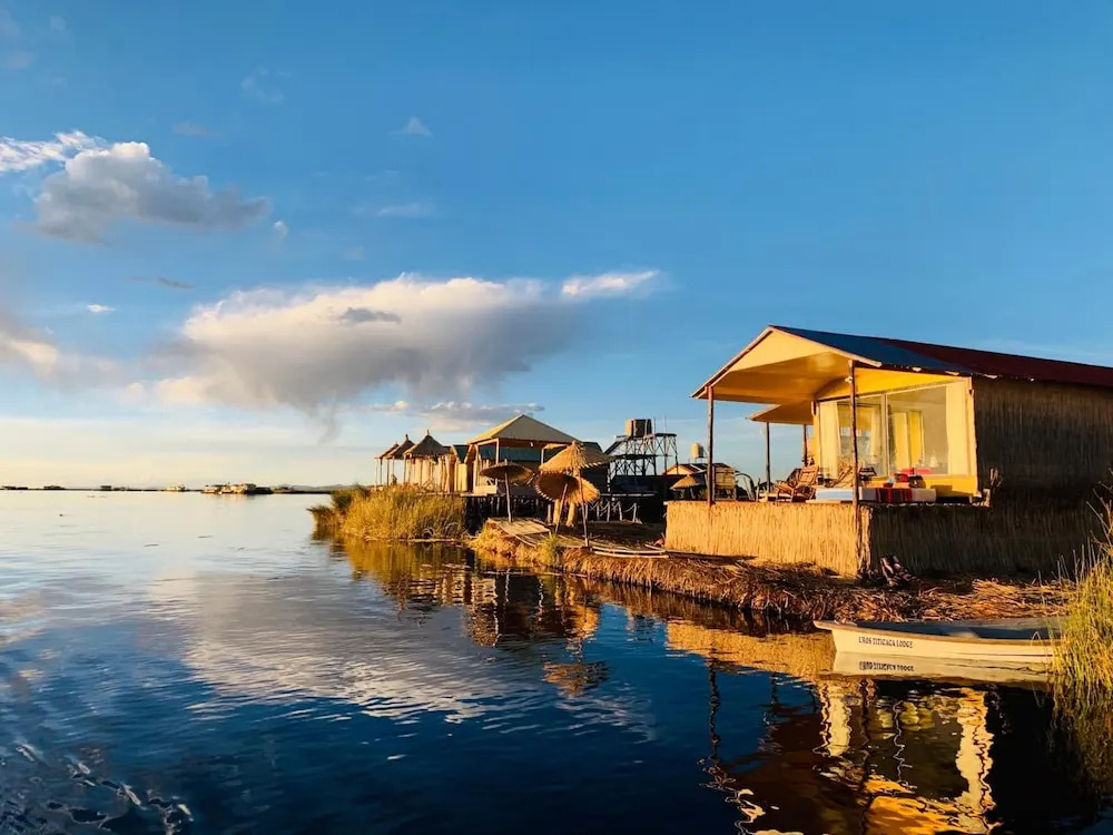 Atardecer Dorado en Uros & Titicaca Lodge Peru