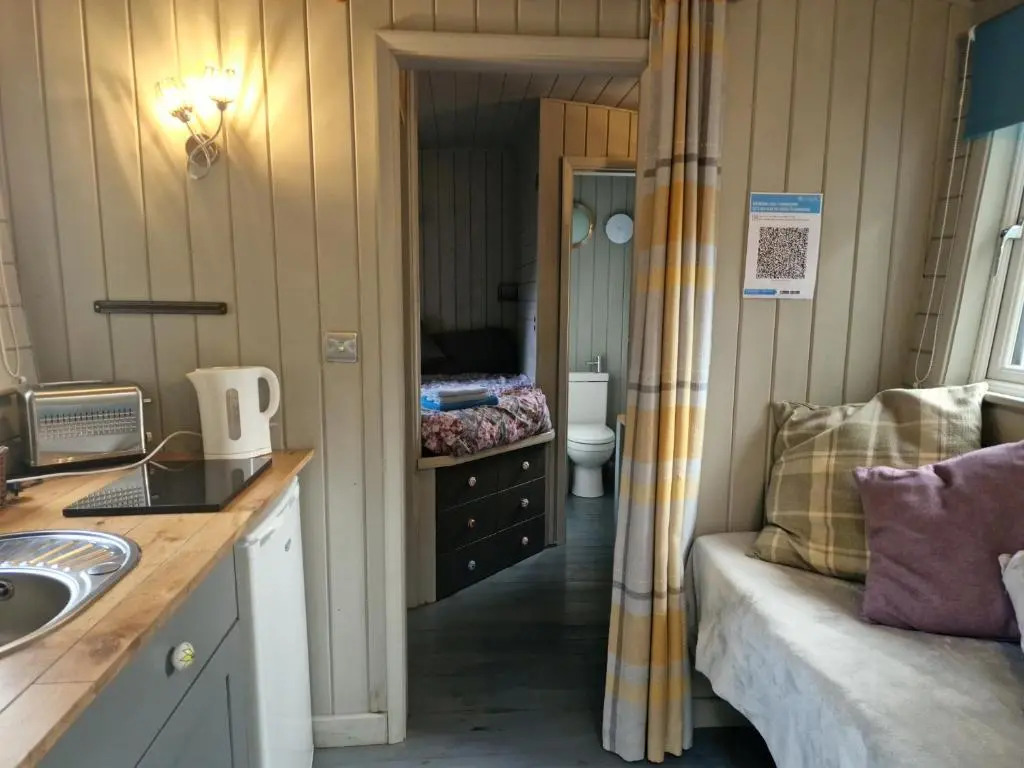 Cabin - Sleeps 2 hot tub & Parking