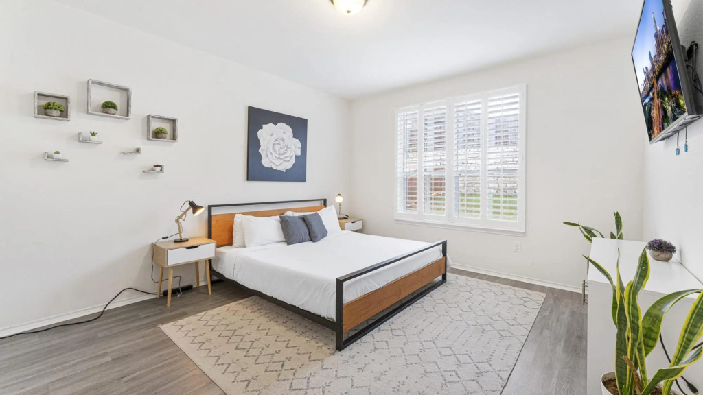 Cozy 4BR House Close to Cota DT w Fast Wifi