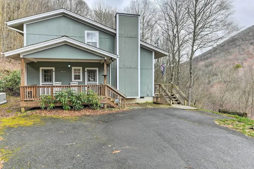 Pet-friendly Home w/ Deck + Mountain Views!