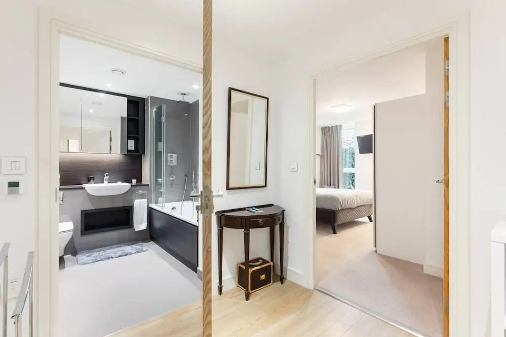 Stunning One Bed Apt W/balcony and Riverview in Greenwich