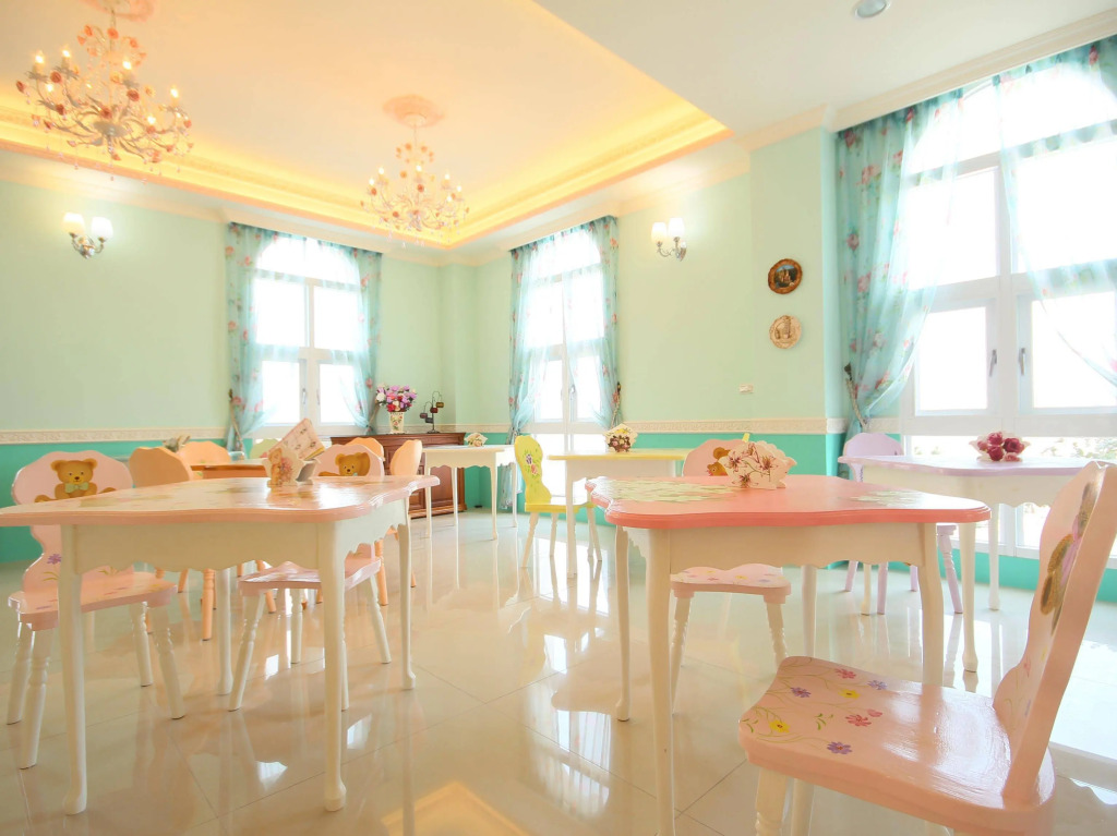 Decoupage Manor