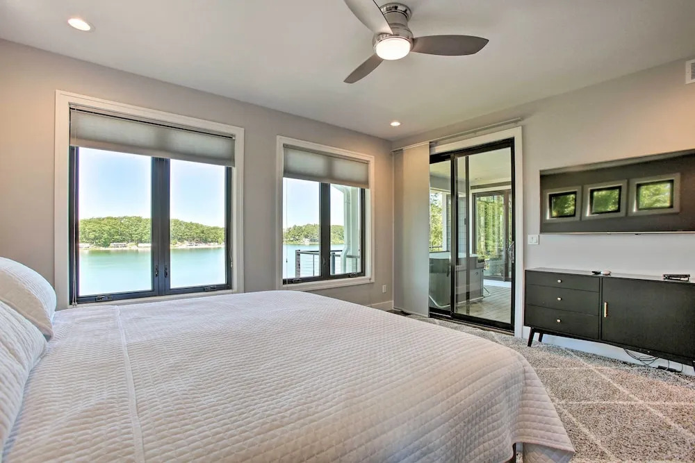 Sunroom + Hot Tub! Waterfront Silver Lake Home