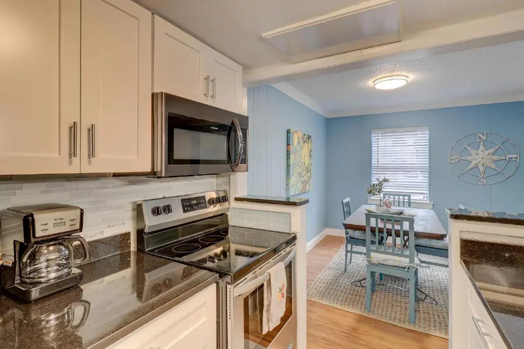 #61 Beautiful Condo Ideal Location 2BDR/2 Parkings