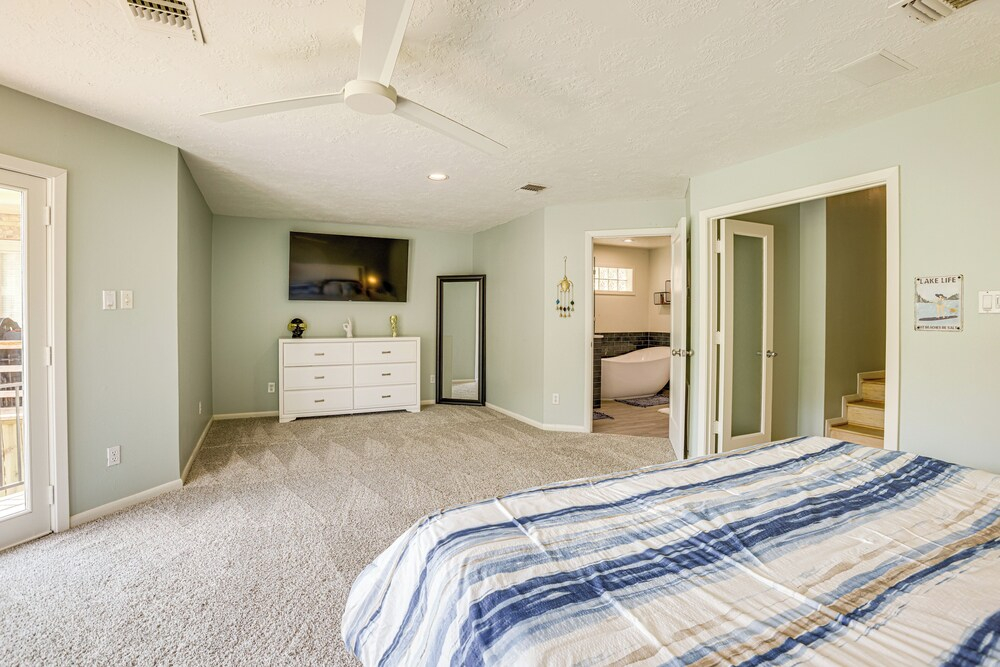 Exquisite Canal-front Home: Access to Lake Conroe!