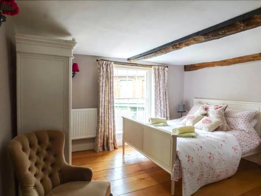 Host & Stay - The Old Paul Pry