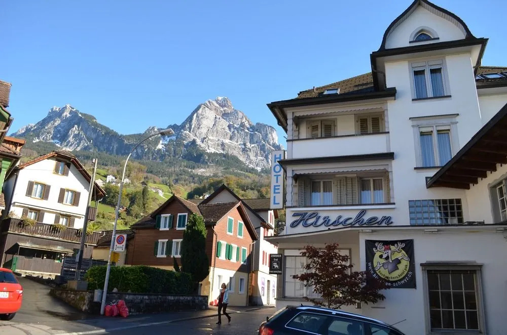 Hirschen Backpacker-Hotel & Pub