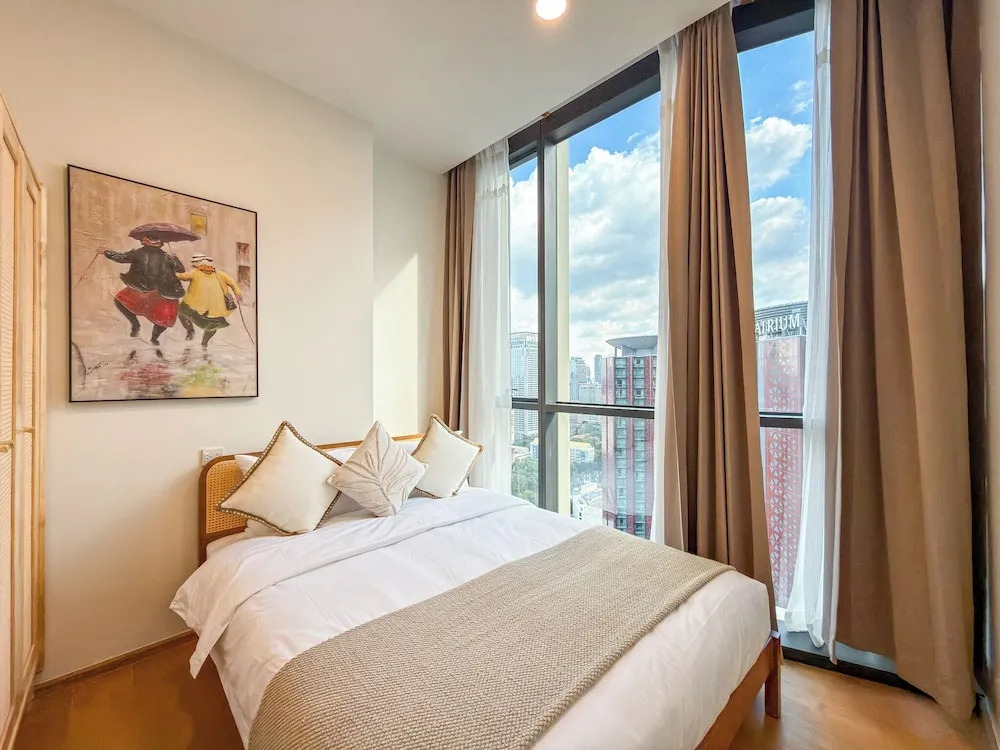 Luxury Downtown Bangkok 2BR 2BA · Sky Pool Gym · 5min Walk to Siam Paragon