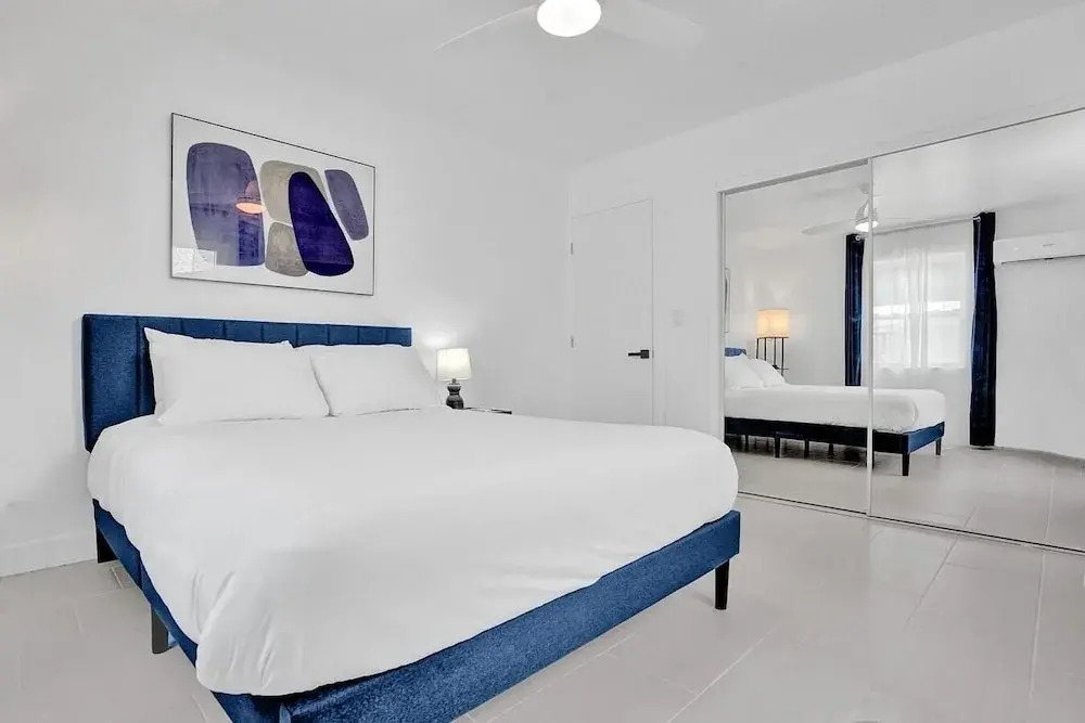 Modern Hallandale Apt w/ Backyard Near Beach