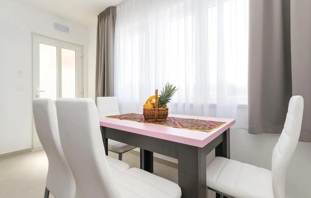Stunning Home in Radovcici With Wifi and 4 Bedrooms