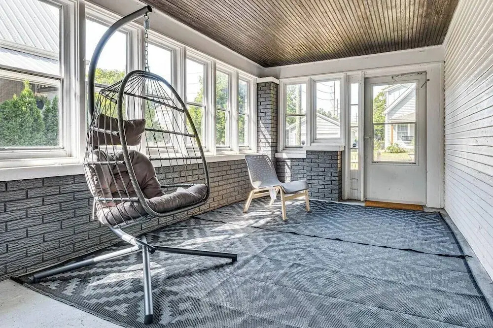 Charming 2 Bedroom with in Home Gym
