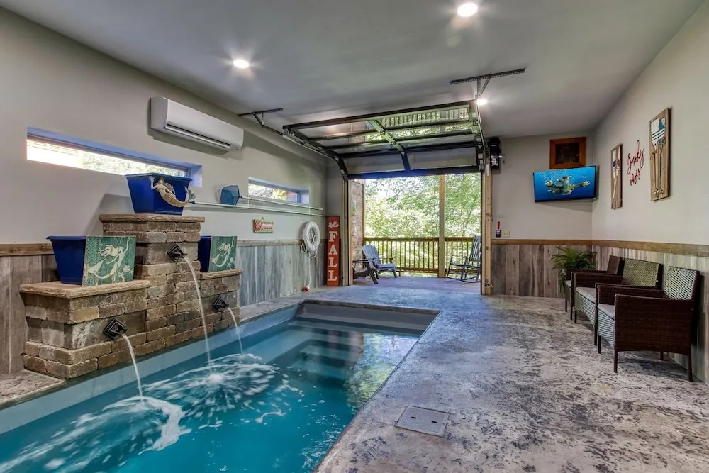 ERN822 - Smoky Oasis - Great Location, Private Indoor Heated Pool! cabin