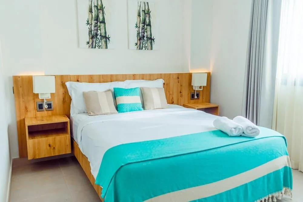 Modern Luxury Condo With Swimming Pool Only Steps Away From The Beach