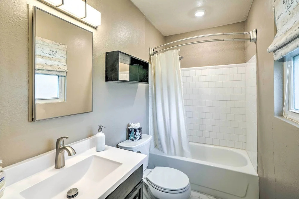 1 Mi to Old Town Scottsdale: Home w/ Putting Green