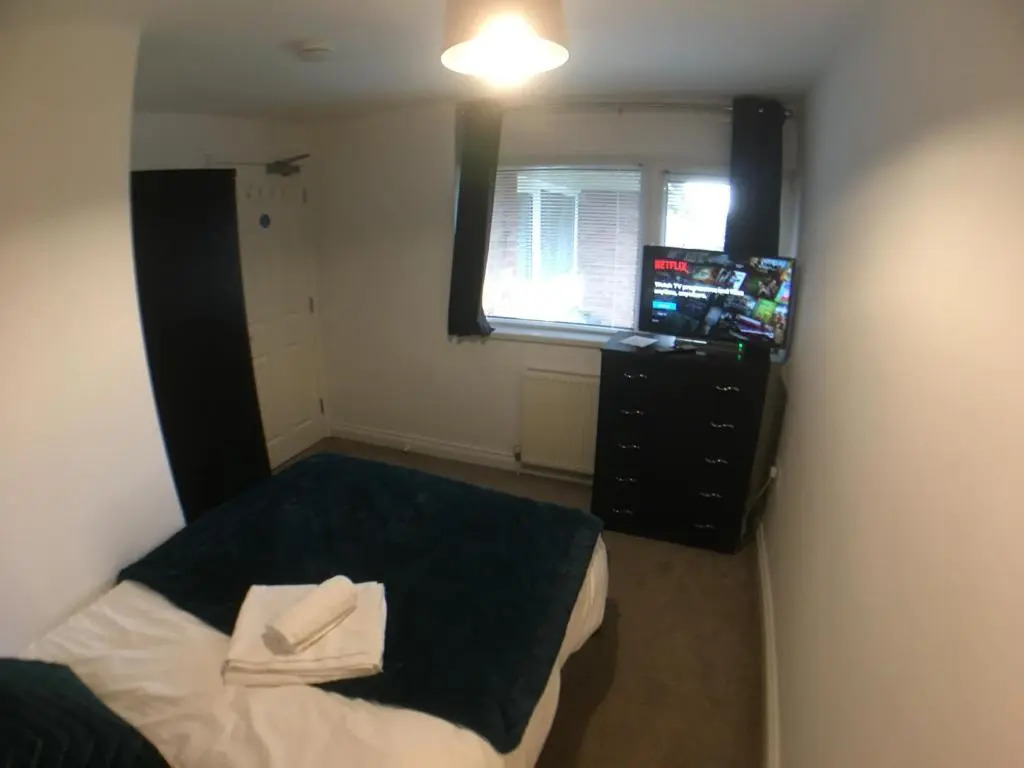 5 bedrooms, 2 Reception Rooms, 2 Shower Rooms, Sleeps up to 7, Parking, Free WiFi & Netflix, Large Garden
