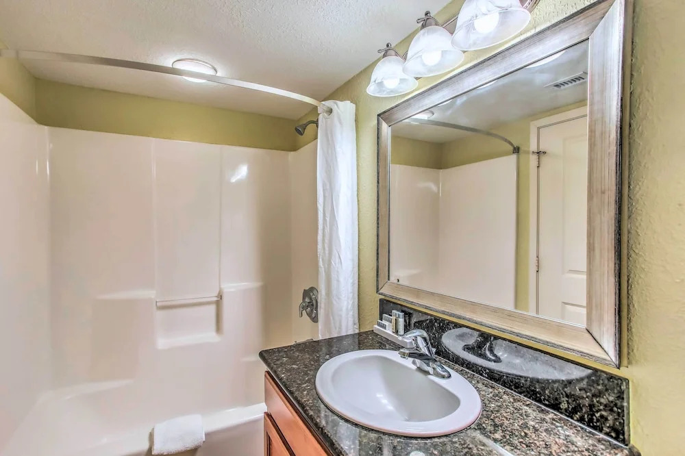 Beachfront Condo in Myrtle Beach w/ Pool Access