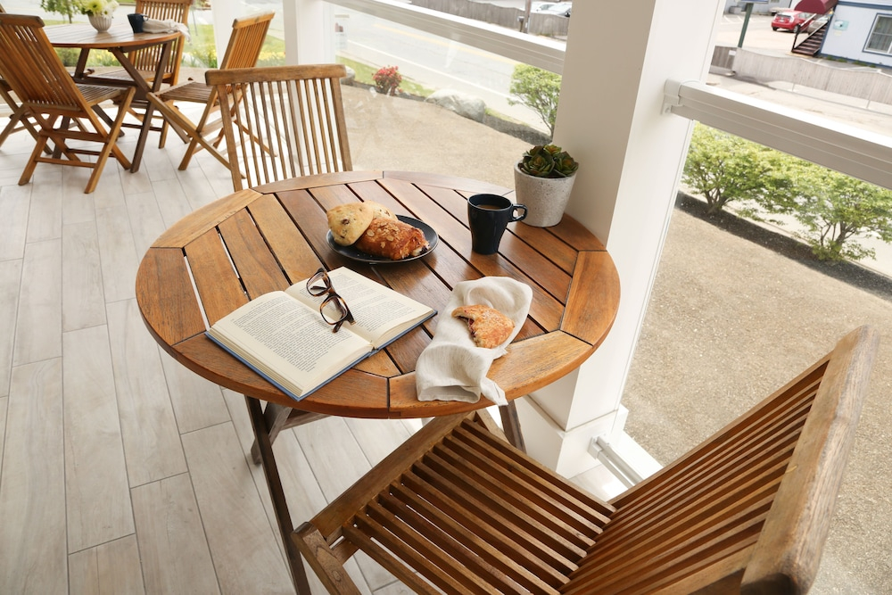 The Sea Breeze Inn
