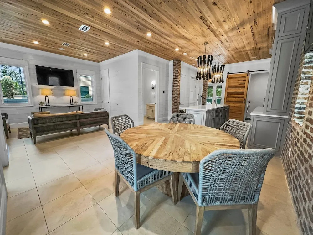 Summer Wind 7 Bedroom Home by RedAwning
