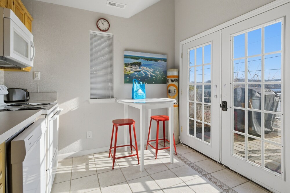Charming Lakefront House Near Shorty Pants at 21mm