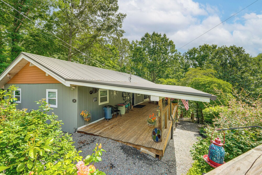 Hiawassee Getaway w/ Hot Tub, Deck & Lake Access!