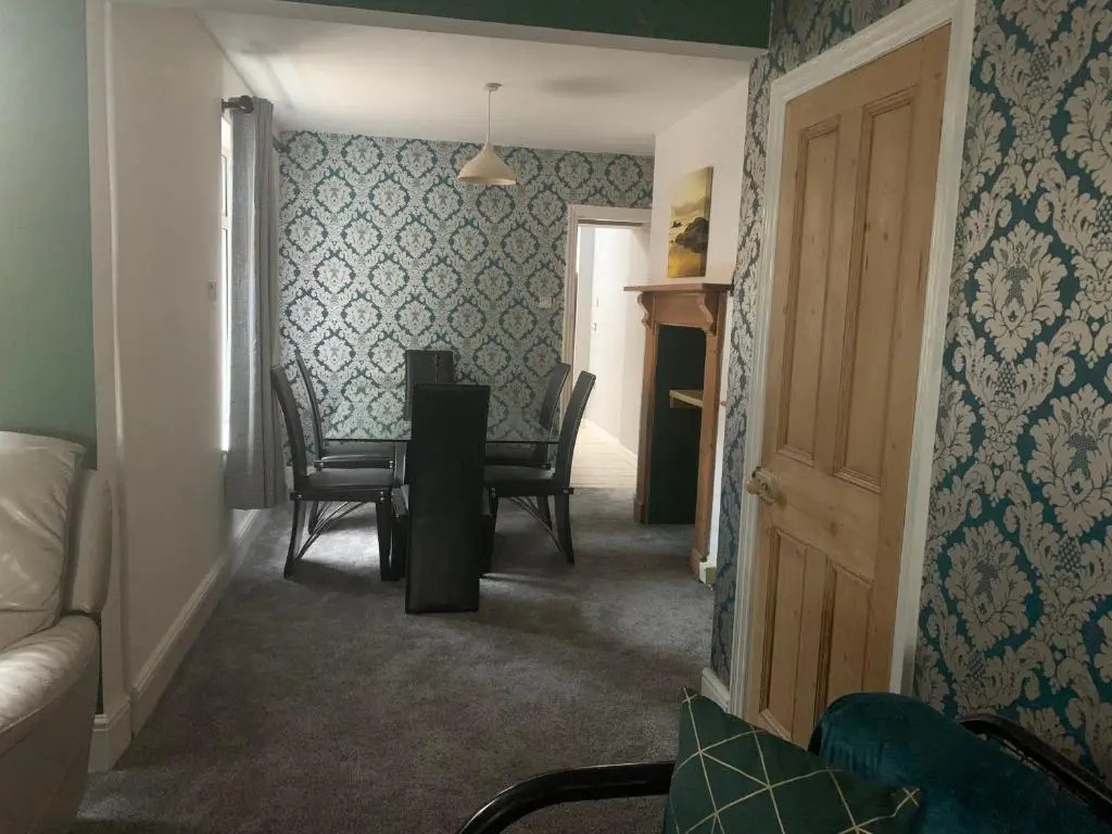 House - Sleeps up to 8 People & Free Parking