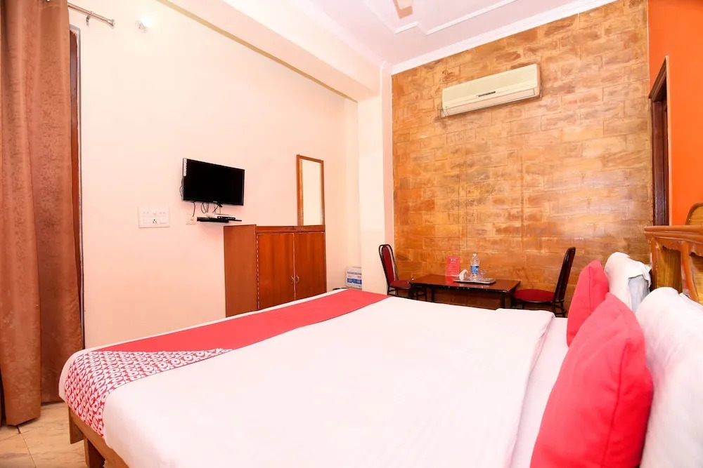 OYO 10239 Holiday INN Paradise