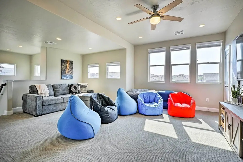 Private Hot Tub & Community Pool: Washington Home!