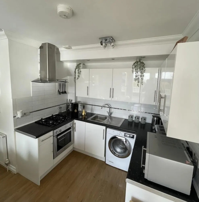 Newcourt Heights Sleeps 4 With Balcony
