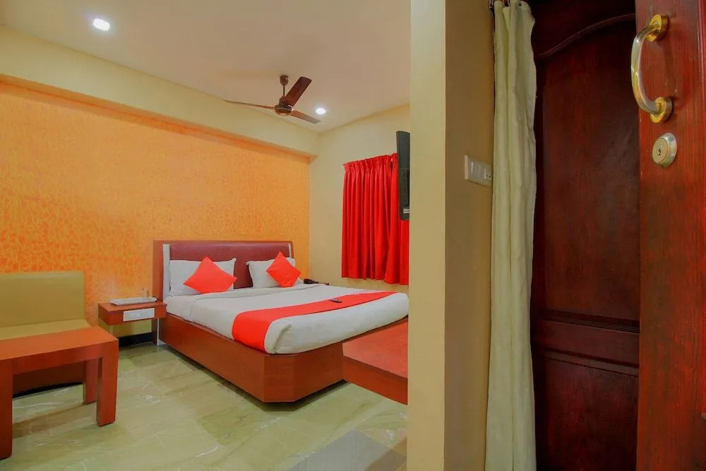 OYO 11585 Hotel Shreenithi